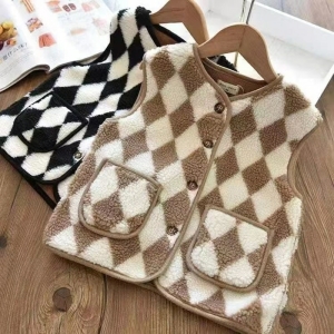 2 mouwloze ruitvormige vesten op hangers, plat neergelegd op hout