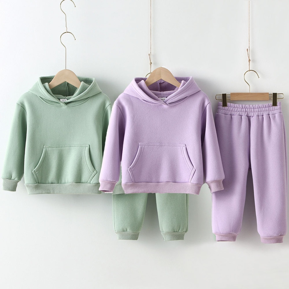 2 sets groene en paarse joggingbroeken en hangende hoodies