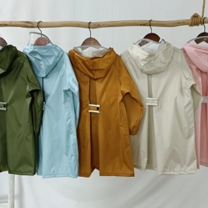 5 windjacks in verschillende kleuren op een houten rek