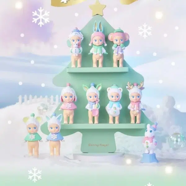 10 Sonny Angel beeldjes op een groene boom in een winterse omgeving met sneeuw