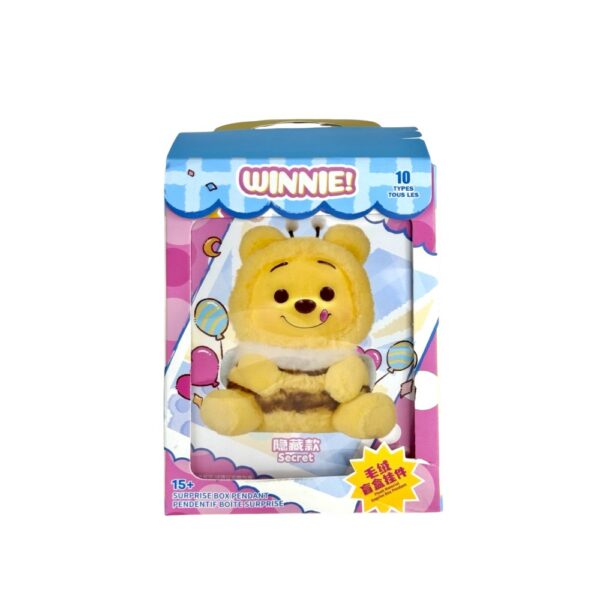 Roze en blauwe doos met een tekening van Winnie de Poeh op de voorkant