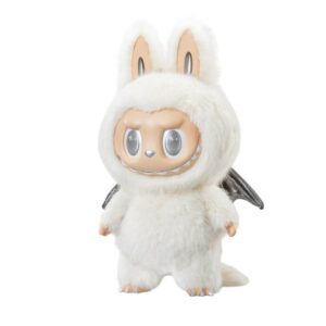 witte Labubu-knuffel met zilveren vleugels en glinsterende ogen, staand tegen een heldere hemelachtergrond