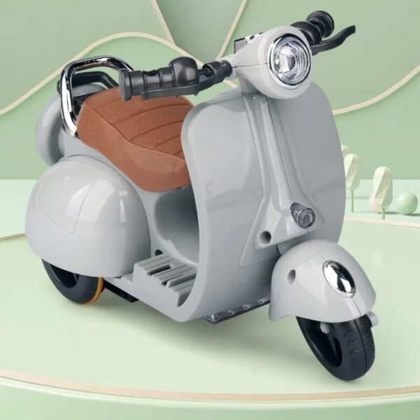 Mini elektrische scooter voor Labubu-knuffel in het grijs op groene achtergrond.