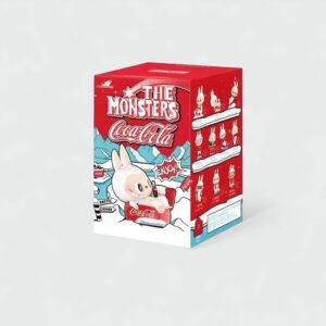 Mystery box met minifiguur in Labubu-stijl Coca Cola collectie The Monsters in de kleuren van het merk Coca Cola, tegen een grijze achtergrond.