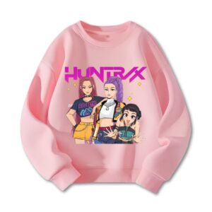 K-pop Demon Hunters Zoey Mira en Rumi Kindersweater voor meisjes met Huntrix geschreven in paars boven hen. De sweater is roze. Op witte achtergrond.