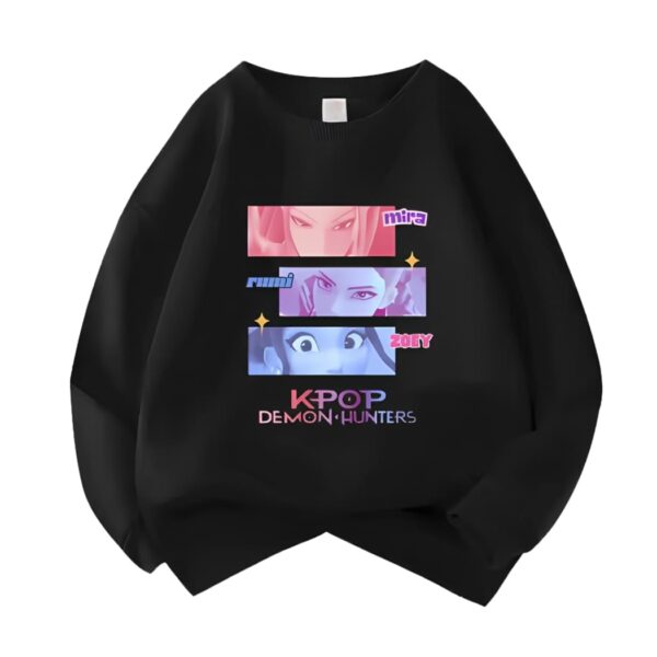 IMG_09_2025_sweat_fille_K_pop_Demon_Hunters_noir_motif_colore_1.jpg K-pop Demon Hunters zwarte Kindersweater voor meisjes met gekleurd motief met de gezichten van de 3 heldinnen in rechthoeken met hun voornaam geschreven. Op witte achtergrond.
