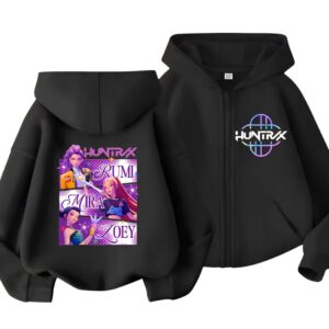 K-pop Demon Hunters streetwear stijl Kindersweater met capuchon voor meisjes in zwarte kleur. Links, de sweater van achteren gezien met een groot gekleurd motief van heldinnen uit de anime. Rechts, de sweater van voren gezien met een ritsafsluiting en een logo aan de hartkant. Op witte achtergrond.