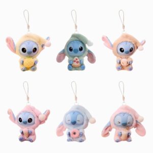 Verschillende knuffel sleutelhangers Stitch in pastelkleuren op witte achtergrond