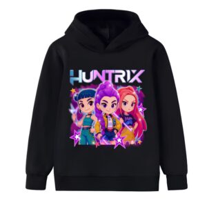K-pop Demon Hunters Huntrix motief Kindersweater voor meisjes met capuchon in zwarte kleur. Het motief is gekleurd en stelt de drie meisjes heldinnen voor in cartoon versie met de naam Huntrix erboven. Op witte achtergrond.