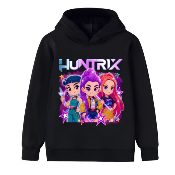 IMG_10_2025_Sweat_fille_K_pop_Demon_Hunters_motif_-Huntrix_avec_capuche_1.jpg K-pop Demon Hunters Huntrix motief Kindersweater voor meisjes met capuchon in zwarte kleur. Het motief is gekleurd en stelt de drie meisjes heldinnen voor in cartoon versie met de naam Huntrix erboven. Op witte achtergrond.