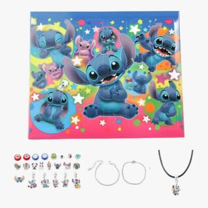 Stitch Adventskalender sieraden om te maken op witte achtergrond. De doos in Stitch kleuren bovenaan en eronder de charms, twee metalen armbanden en een ketting met zwart koord.