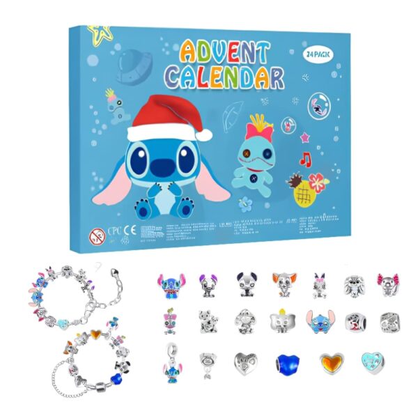 Adventskalender Stitch twee armbanden Pandora-stijl. De blauwe doos met Stitch en zijn kerstmuts bovenaan de afbeelding. Eronder twee armbanden en charms. Op witte achtergrond.