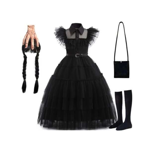 Halloween kostuum voor meisjes geïnspireerd op Wednesday Addams, bestaande uit een elegante zwarte jurk met ruches en contrasterende kraag, een verstelbare riem, accessoires zoals vlechten, een namaakhand, zwarte sokken en een bijpassende tas.