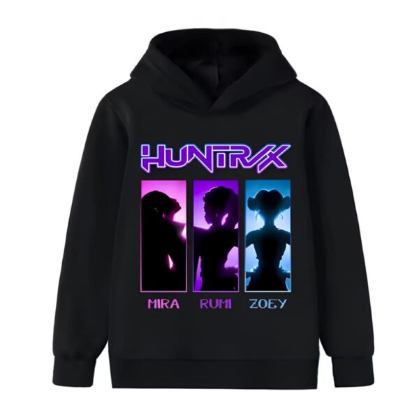 K-pop Demon Hunters Sweatshirt meisjes met gekleurd Huntrix motief. De sweater is zwart, het motief stelt drie silhouetten van de hoofdpersonages voor in een kleurrijk kader. Het woord HUNTRIX is in het groot erboven geschreven. Op witte achtergrond.