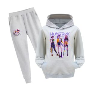 K-pop Demon Hunters Joggingpak meisjes met sweater met capuchon. Het ensemble is grijs met een motief op het dijbeen van de broek en een groot motief met de drie heldinnen van de film op de voorkant van de sweater. De sweater heeft een kengoeroe zak. Op witte achtergrond.