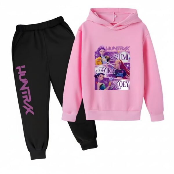 IMG_10_2025_jogging_fille_K_pop_Demon_Hunters_bicolore_1.jpg K-pop Demon Hunters Joggingpak meisjes tweekleurig met een zwarte broek met een opschrift "Huntrix" in paarse hoofdletters op een been en een roze sweater met capuchon met een print in het midden van de drie heldinnen met hun voornamen. Op witte achtergrond.