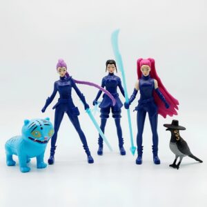 Set van 5 figuurjes K-pop Demon Hunters bestaande uit de tijger Derpy, Zoey, Mira, Rumi en de ekster op lichte achtergrond.