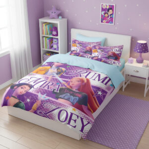 Beddengoed set voor meisjes K-pop Demon Hunters Zoey, Mira en Rumi. Het paarse dekbedovertrek met de drie personages is afgestemd op de twee kussens op een wit bed. Een lavendel gekleurde vloermat bevindt zich rechts van het bed samen met een wit nachtkastje. Links een wit meubelstuk met planken.