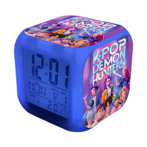 K-pop Demon Hunters Lichtgevende wekker meisjes in blauwe kleur met een digitaal display. Twee zijden hebben een Demon Hunters motief met de personages uit de film. Op witte achtergrond.