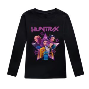 K-pop Demon Hunters Meisjes T-shirt met lange mouwen gekleurd motief. Het t-shirt is zwart. Het motief zet de drie heldinnen van de film in de schijnwerpers met de naam van hun groep erboven in paarse hoofdletters "HUNTRIX". Op witte achtergrond.