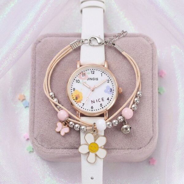 Een wit horloge en een bijpassende armband worden gepresenteerd in een sieradendoosje.